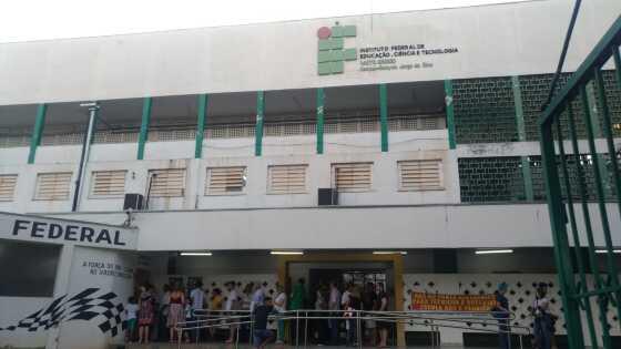 Armado com faca, estudante faz colegas e professores reféns