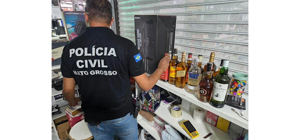 Polícia Civil apreende 444 garrafas de bebidas destiladas falsificadas no Shopping Popular