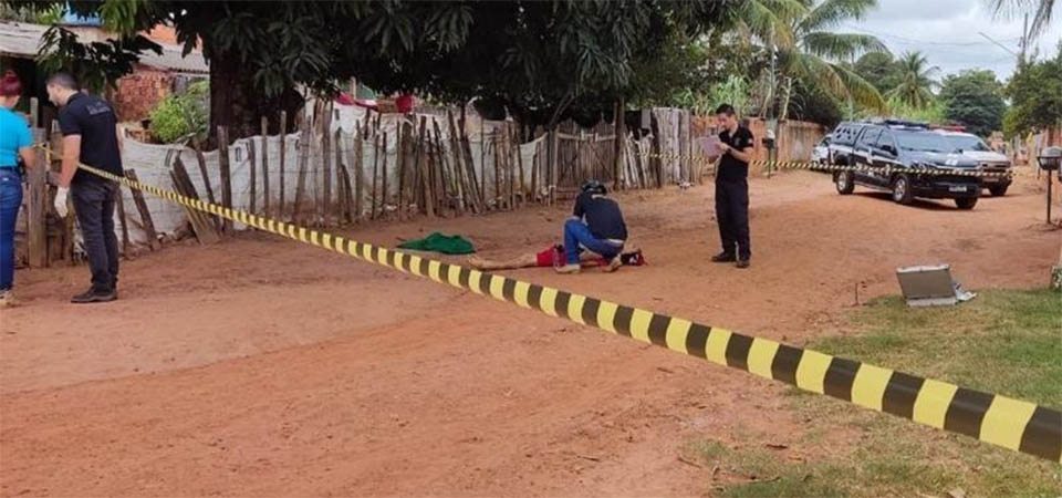 Homem é executado a tiros no meio da rua; mulher e filha de 7 anos são baleadas