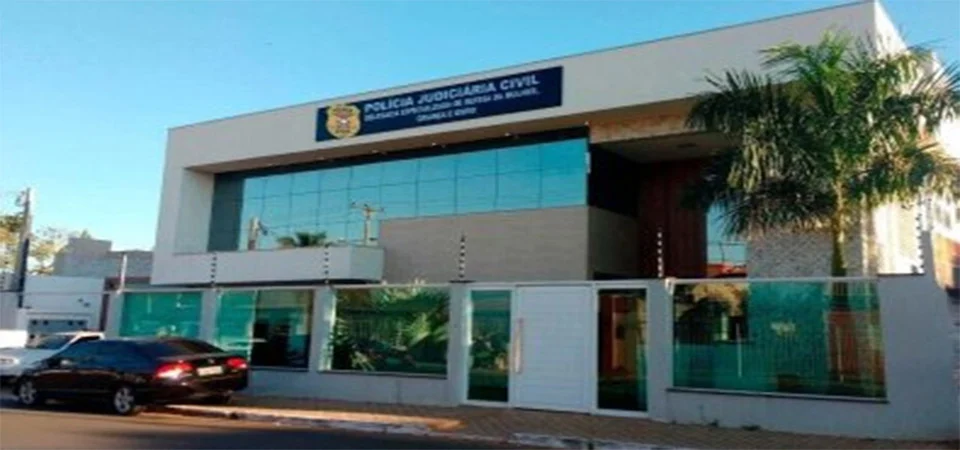 Maníaco tenta obrigar ex-esposa grávida a transar com outra mulher