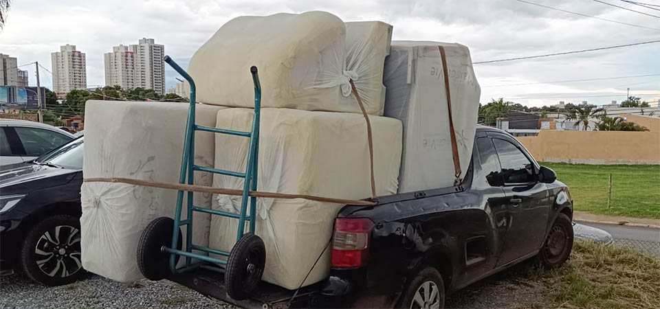 Funcionários de loja são flagrados pela Polícia Civil furtando estofado para vender por menos de 50% do valor