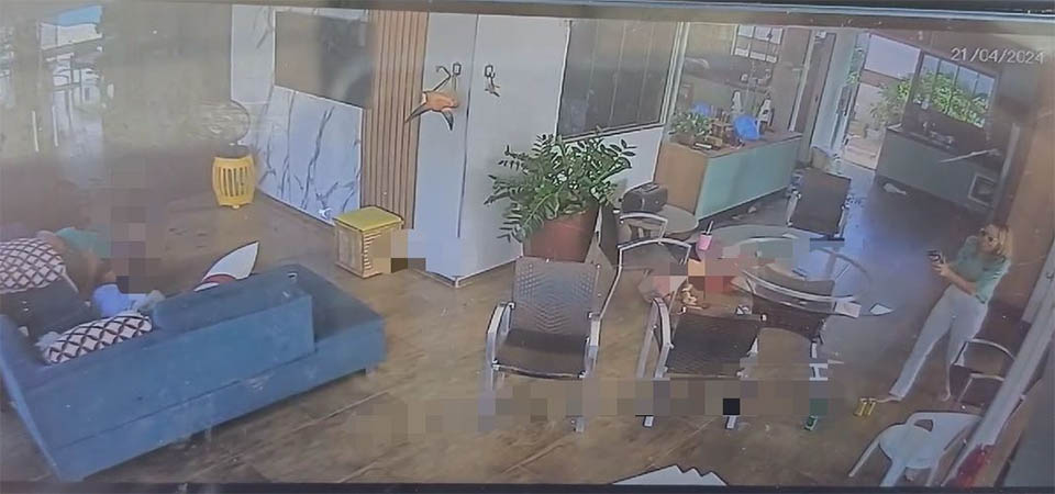 Mãe e filho invadem casa matando dois e deixando Padre ferido