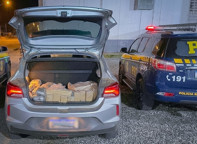 Cheiro de droga entrega dupla e PRF encontra mais de 160 kg de entorpecentes