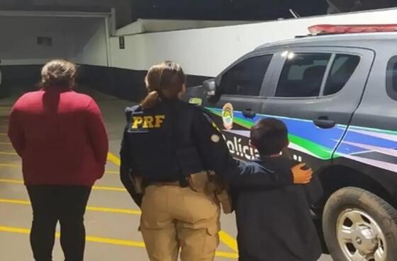 Policia prende mulher que viajava com criança que mãe “estava doando”