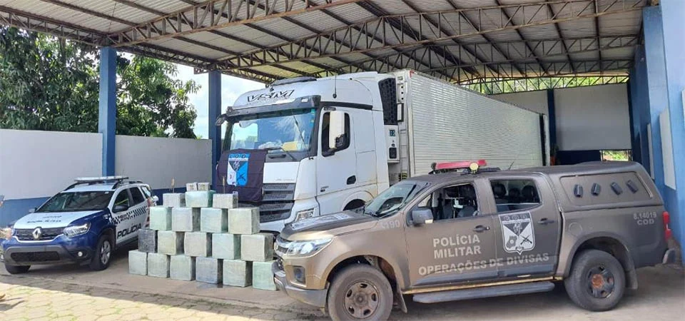Ação integrada da Polícia Militar de MT e GO apreende 500 quilos de cocaína escondido em caminhão frigorífico