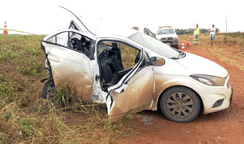 Acidente entre carro e carreta deixa um morto e 3 feridos na BR-163