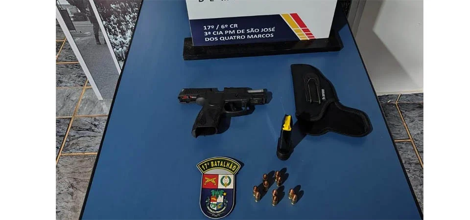 Polícia Militar prende dois homens e apreende duas pistolas
