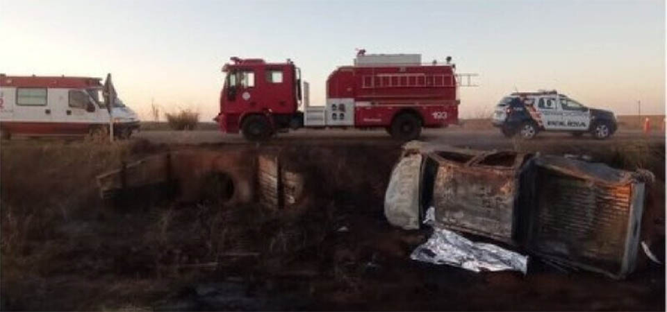 Caminhonete capota e família morre carbonizada