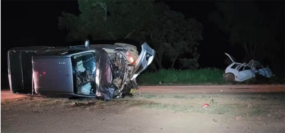 Hilux bate de frente com Uno e deixa três mortos