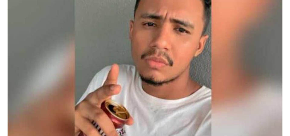 Jovem morre após bater moto em ônibus que transportava professores