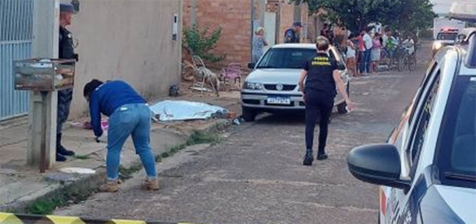 Atirador mata jovem de 23 anos na calçada de casa