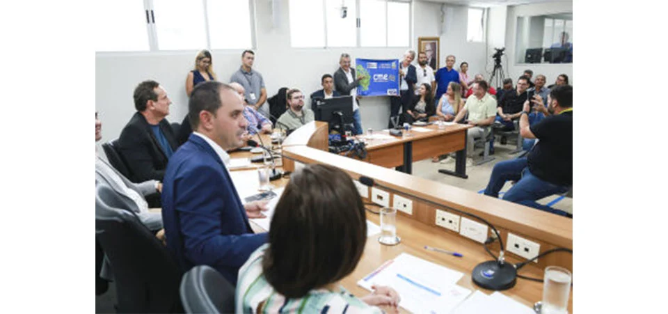 Frente parlamentar discute novo modelo para compra de material escolar