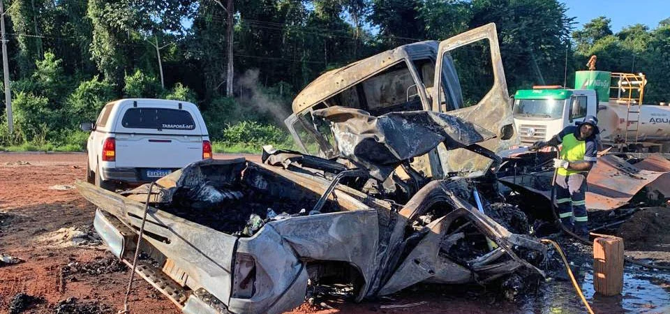 Acidente entre caminhonete e caminhão na MT-220 deixa duas pessoas mortas carbonizadas. Vídeo