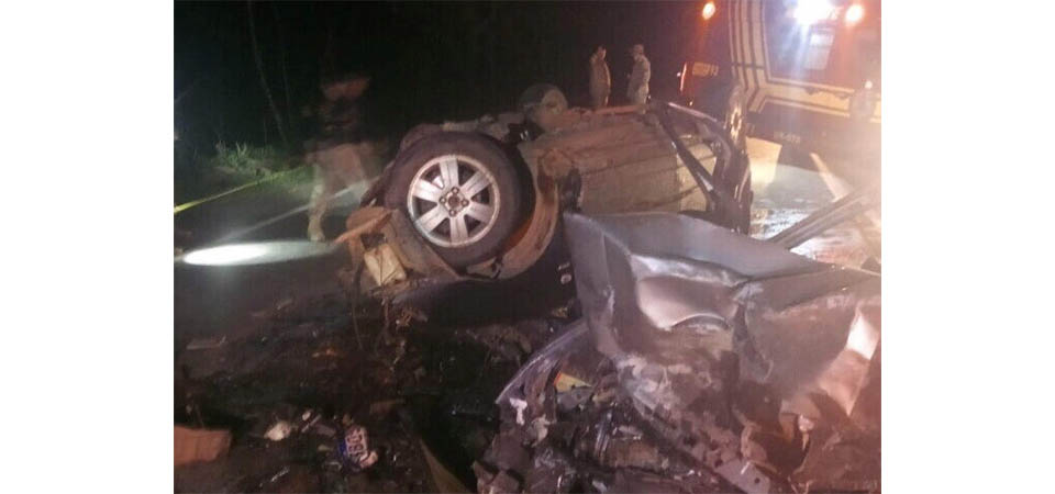 Seis pessoas morrem em gravíssimo acidente entre dois carros