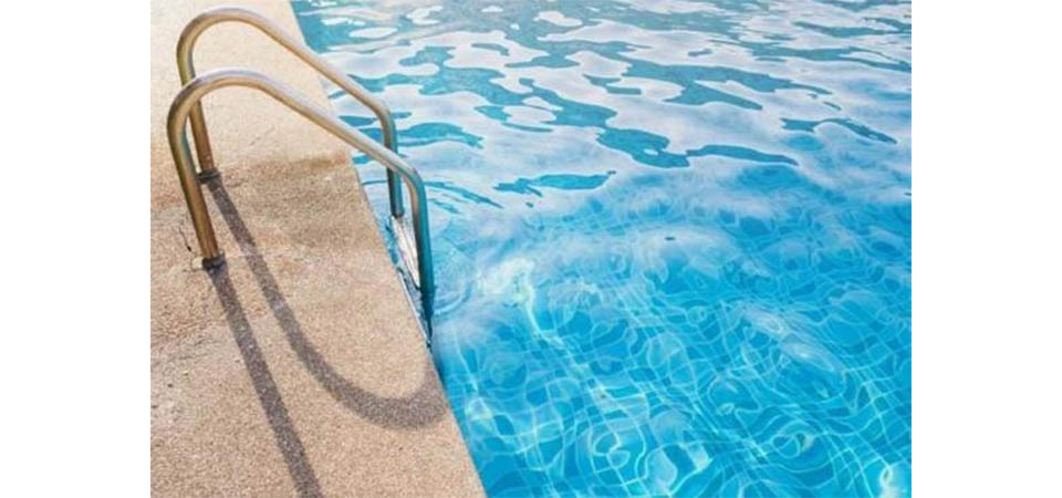 Menino de 3 anos morre após se afogar na piscina de vizinho