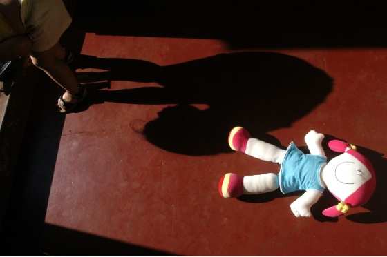 Mulher deixa celular gravando e flagra marido estuprando a sua filha