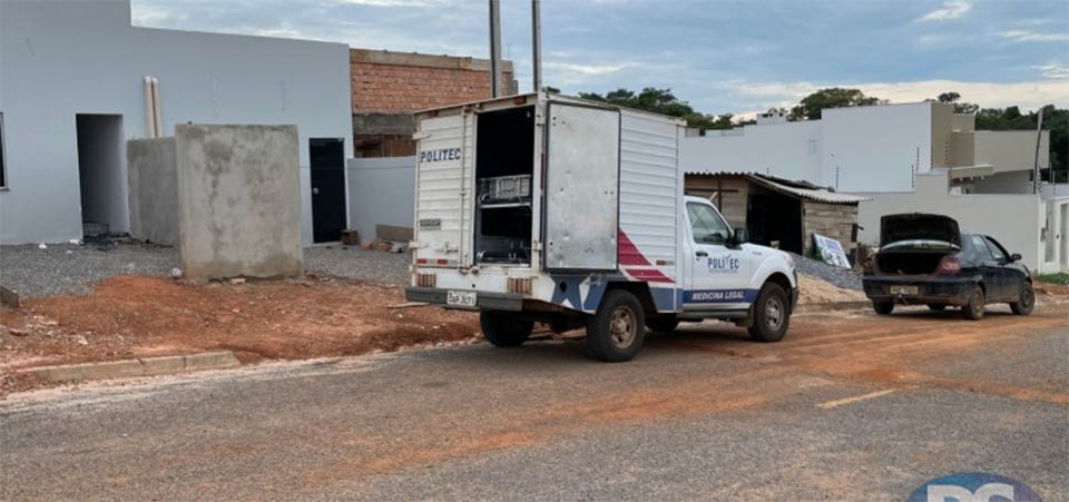 Pai e filho invadem casa, tentam balear homem, mas matam outro morador