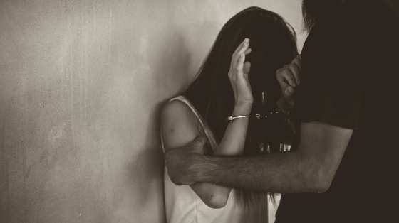 Mulher é esfaqueada durante tentativa de estupro em residência no interior