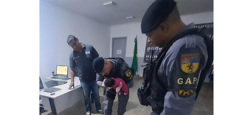 PM salva bebê de apenas dois dias de vida que estava engasgada