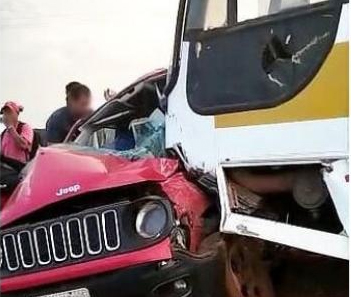 Pai morre e filho fica ferido em batida de carro contra ônibus