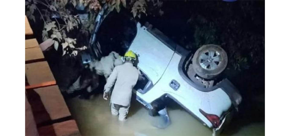 Mulher morre e 3 ficam feridos após Fiat Toro cair em córrego