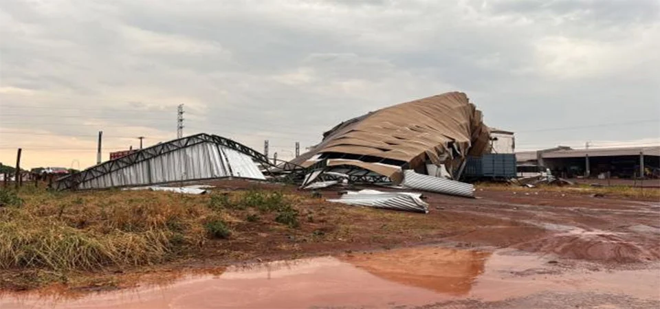 Brasnorte: Tempestade causa destruição e deixa cidade sem energia