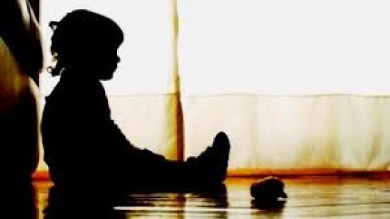 Menina de 5 anos é achada em desespero na rua; pai estava em bar