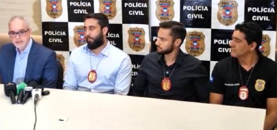 Homem não aceita fim de relacionamento, deixa ex ferida e mata atual namorado dela