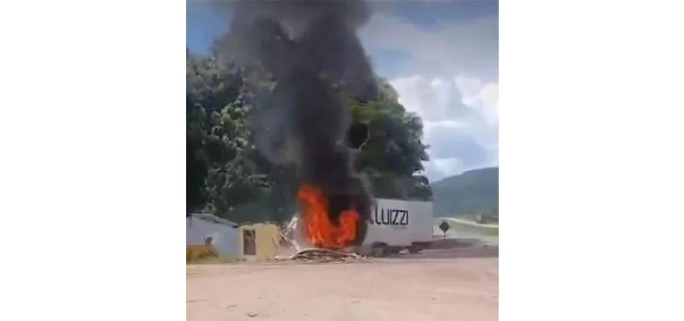 Carreta sai da pista, invade borracharia e motorista morre