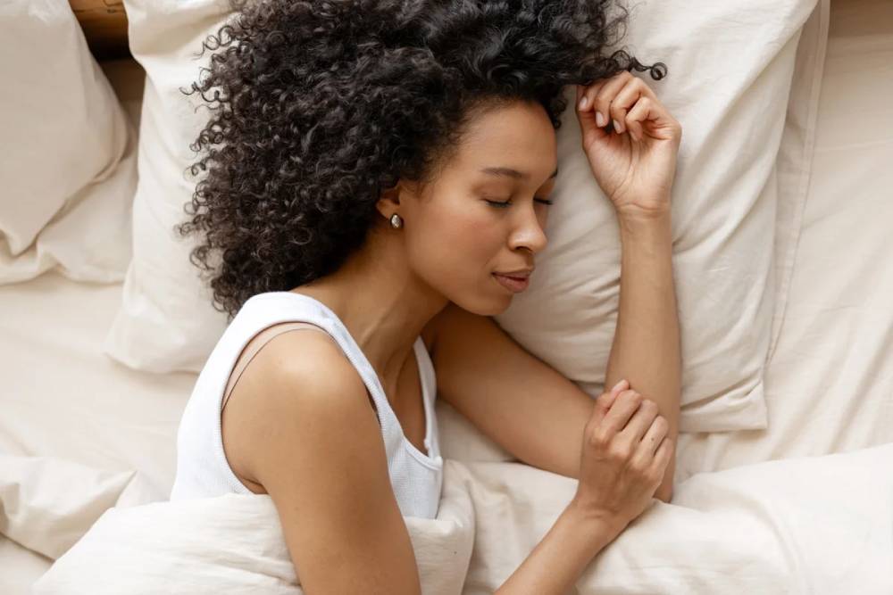Dormir picado e compensar o sono durante o dia prejudica o cérebro