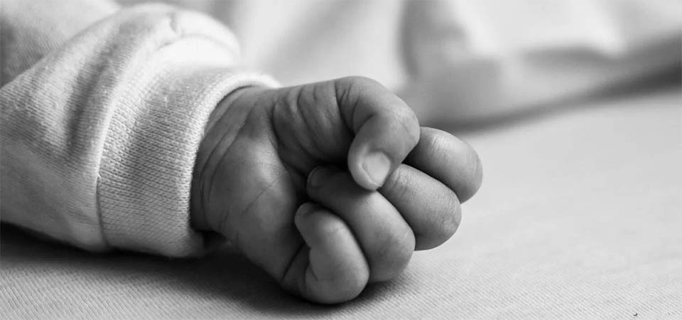 Recém-nascido de 14 dias morre após mãe dormir durante amamentação