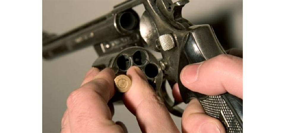 Bandidos invadem residência e fazem “roleta-russa” com moradores exigindo dinheiro