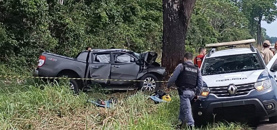 Acidente em rodovia para dois homens após colisão em árvore