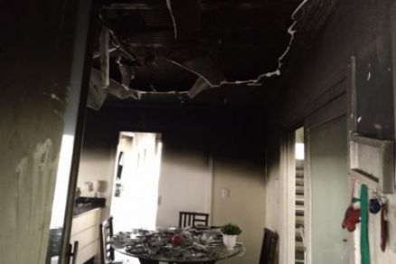 Criança de 2 anos sobrevive a incêndio entrando na geladeira