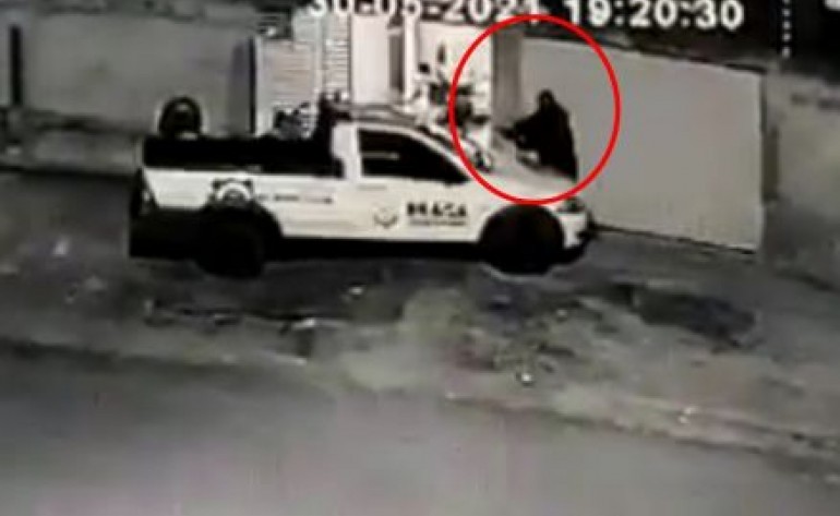 Homem é assassinado a tiros na frente da mãe