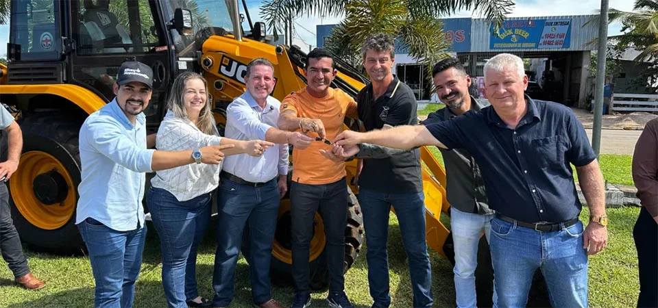 Itanhangá: Articulação do deputado Elizeu garante retroescavadeira