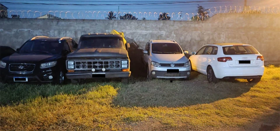 PM recupera quatro veículos em casa abandonada e prende suspeito por estelionato