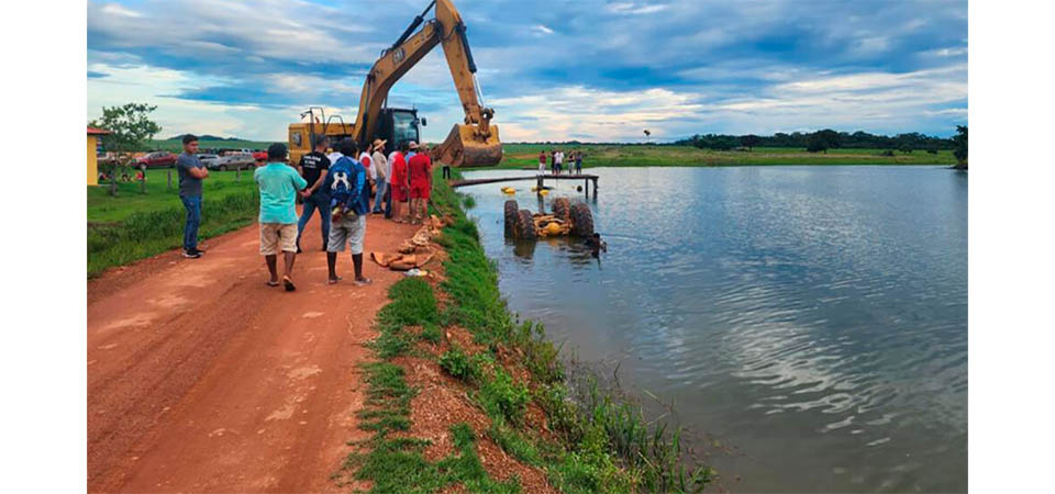 Jovem morre afogado após retroescavadeira cair em represa