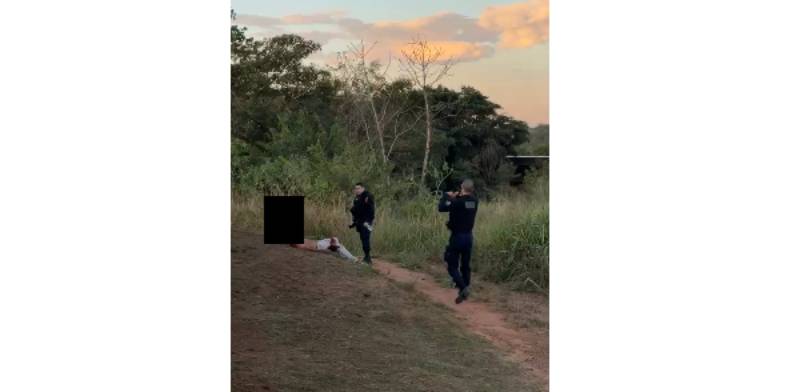 Cavalaria salva homem que seria queimado vivo por pertencer a uma facção rival