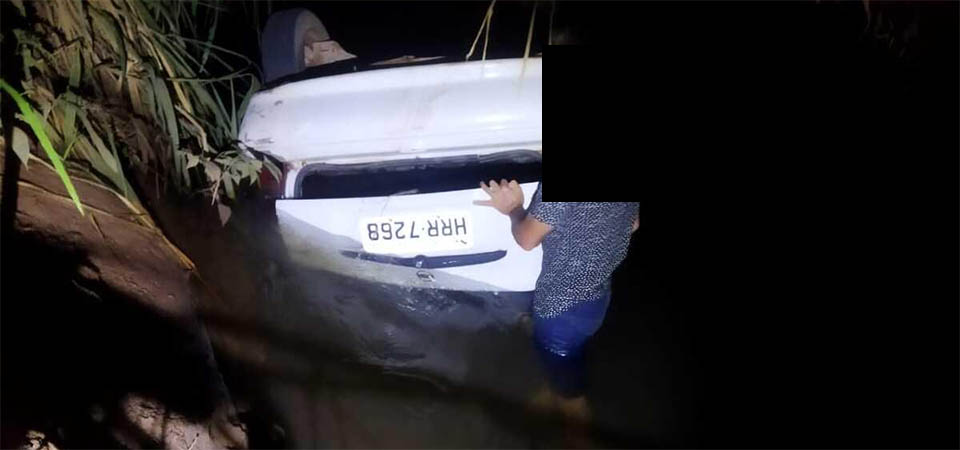 Casal morre afogado após carro cair de ponte em rio
