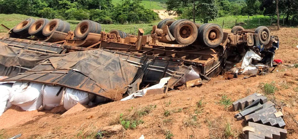 Carreta carregada com tratores tomba e 2 morrem na BR 163