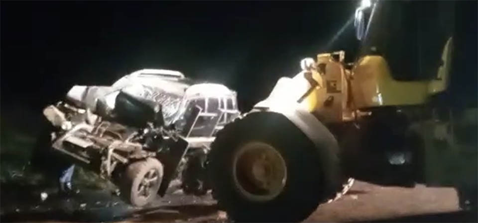 Criança morre em acidente entre Pajero e pá carregadeira