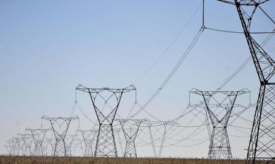 Ministro negocia acordo para suspensão de reajuste da conta de luz