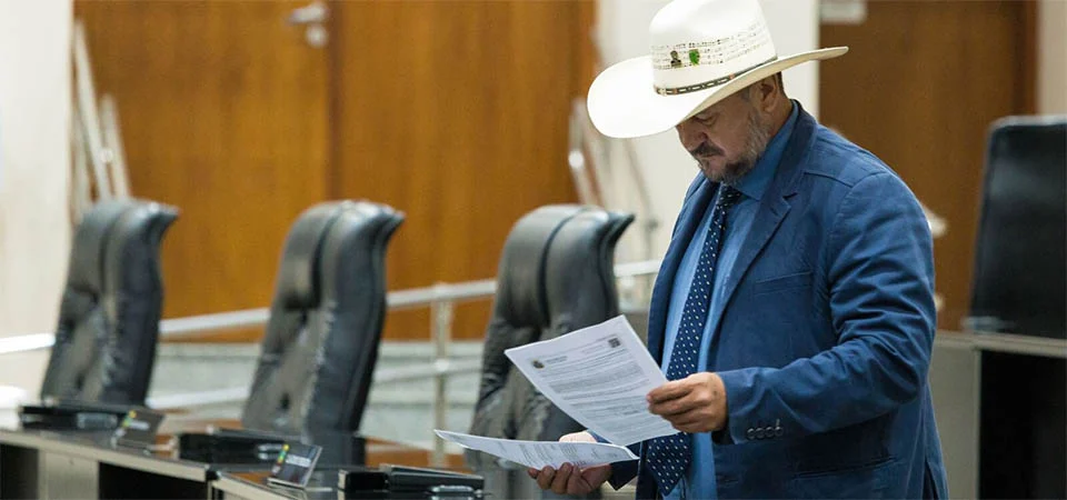 Projeto de Cattani que proíbe uso de linguagem neutra nas escolas de MT é aprovado na CCJ