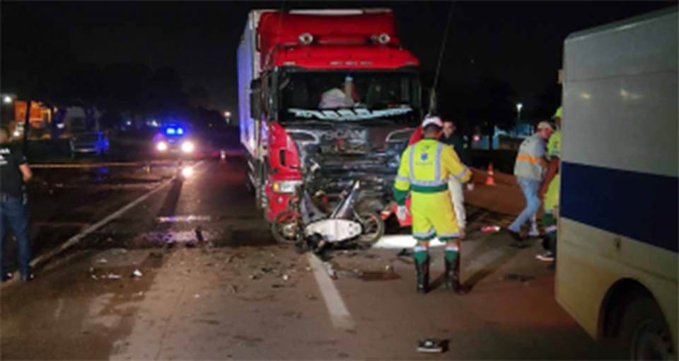 Jovem de 17 anos bate moto na frente de caminhão e morre na BR-163