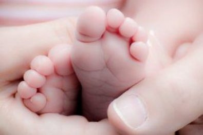 Bebê de 6 meses estuprada pelo padrasto morre em hospital