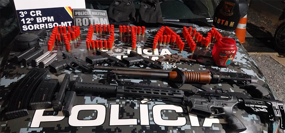 Rotam prende dois homens e apreende arsenal de armas de facção criminosa