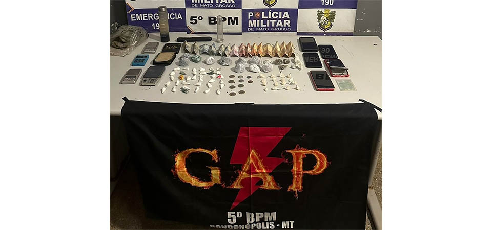 Quadrilha é presa pela PM com 67 porções de entorpecentes, celulares e máquinas de cartão