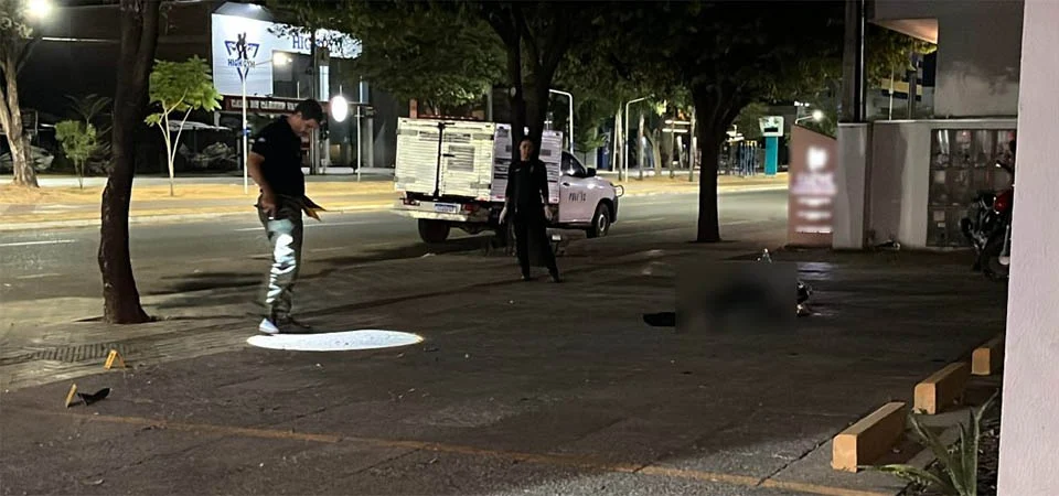 Homem perde controle da moto ao passar por faixa elevada e morre