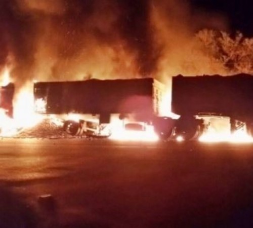 Carreta pega fogo após acidente em rodovia; uma pessoa morre